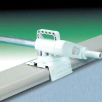 The SOLAR REEL TIDAL WAVE 30FT features a white plastic crank handle and a metal pole, designed to be attached to the edge of your swimming pool for easy cover removal.
